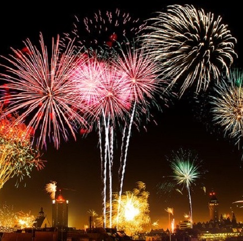 Fuegos artificiales durante el desfile de los Reyes